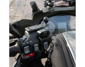 ΑΝΤΑΠΤΟΡΑΣ RAM MOUNT® - κάτω βάση στήριξης σε καπάκι υγρών φρένου/συμπλέκτη -  ΑΝΤΑΠΤΟΡΑΣ RAM MOUNT® - κάτω βάση στήριξης σε καπάκι υγρών φρένου/συμπλέκτη -