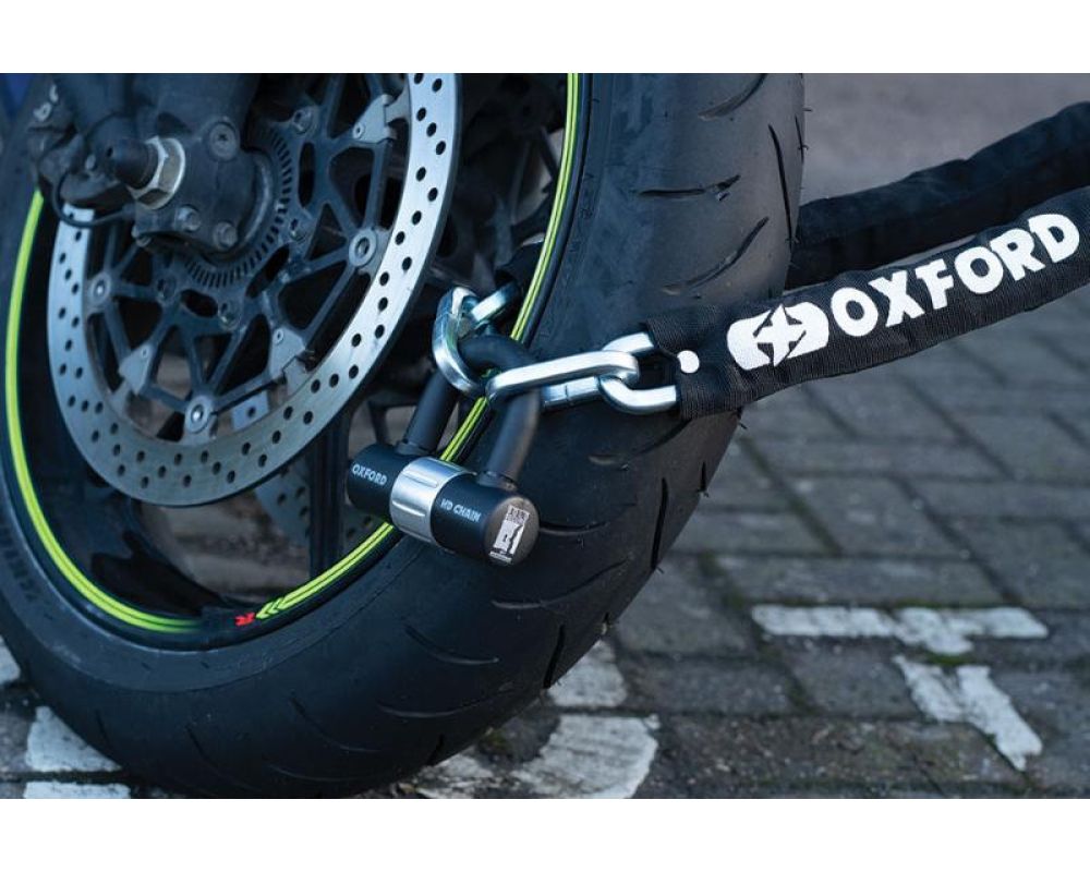 Αλυσίδα αντικλεπτική δεμένη σε κολώνα με μοτοσυκλέτα