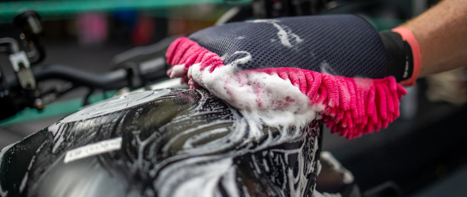 Muc-Off 2 in 1 Microfibre Wash Mitt γάντι καθαρισμού μοτοσυκλέτας