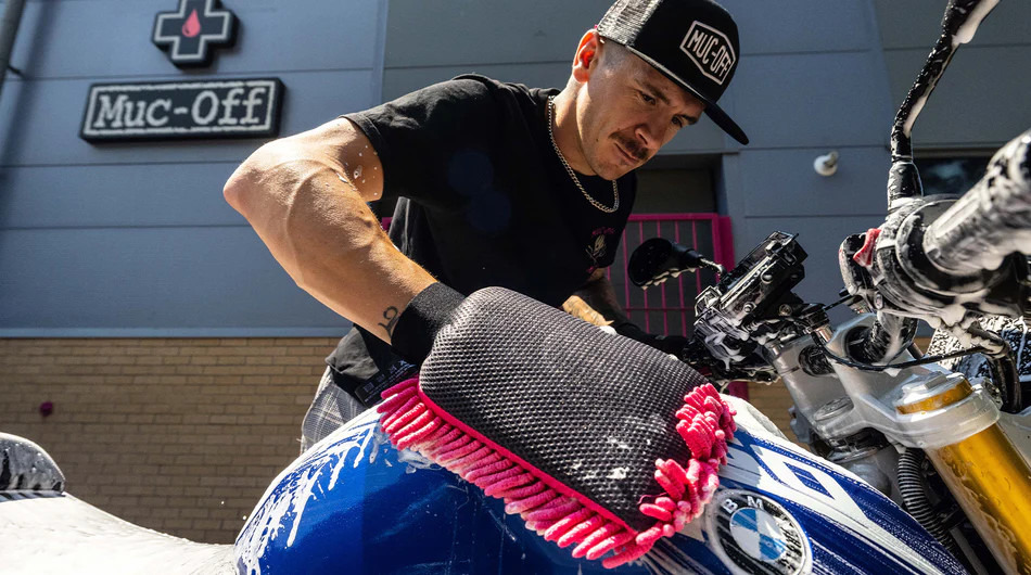 Muc-Off 8 in 1 Motorcycle Cleaning Kit πλήρες πακέτο πλυσίματος μοτοσυκλέτας
