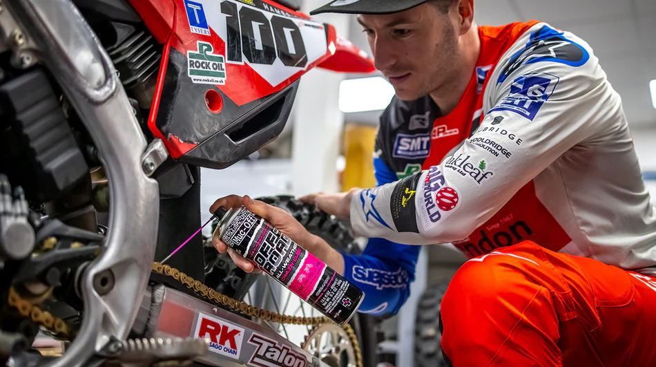 Muc-Off Off-Road Chain Lube εφαρμογή σε αλυσίδα μοτοσυκλέτας